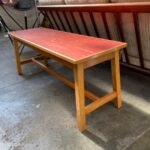 Vintage Sitzbank Beistelltisch rote Tischplatte.