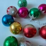 Set mit kunterbunten Vintage Weihnachtskugeln
