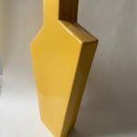 Gelbe Vase aus der Postmoderne