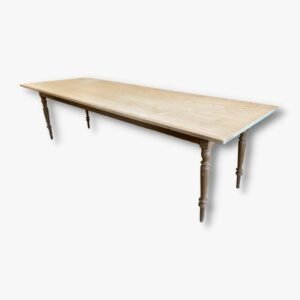 Langer Essstisch aus Holz