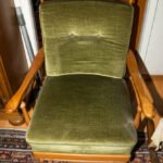 Grünes Sofa mit 2 passenden Sesseln