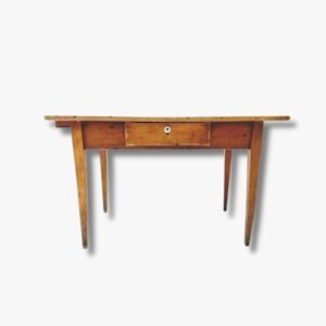 Antiker Holztisch mit wunderschönen Details