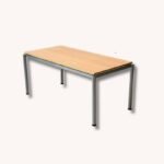 Schöner Arbeits- Schreibtisch im industriellen Stil