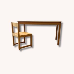 Set aus einem Kinderstuhl und passendem Tisch von Horgen Glarus