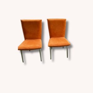 Vier orangefarbene Rolf Benz Stühle
