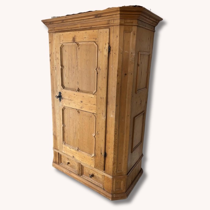 Antiker Bauernschrank aus Kiefer-vintage-secondhand-gebraucht-schweiz (Instagram Post) Antiker Bauernschrank aus Kiefer