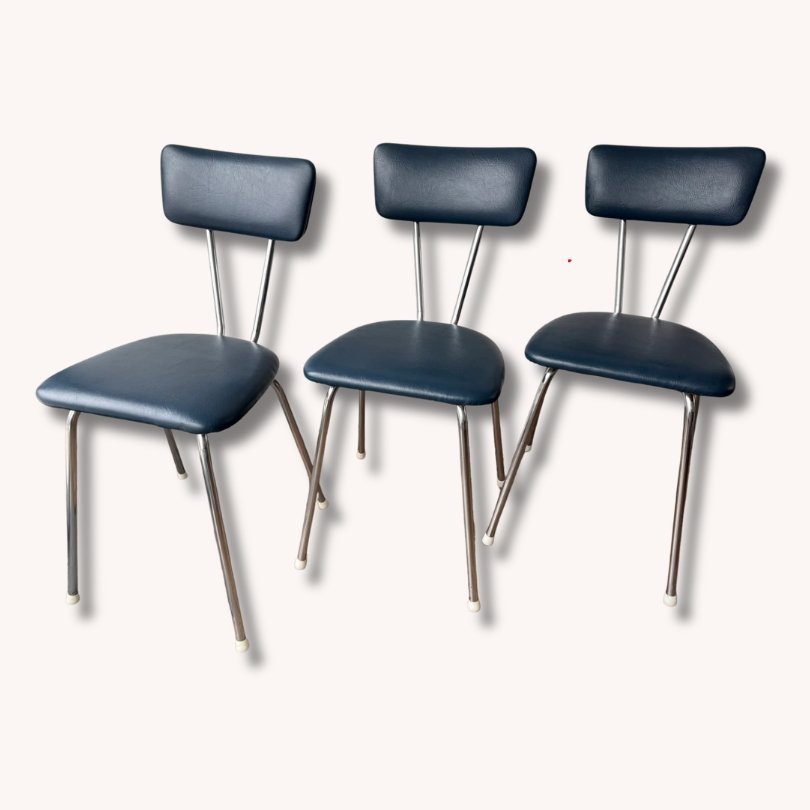 Drei blaue Retro-Stühle (60er-70er)