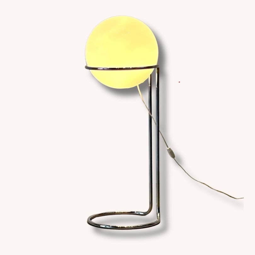 Space Age Stehlampe mit Opalglaskugel und Chromgestell, 1970er Jahre