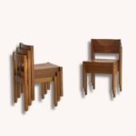 Stapelbare Holzstühle im minimalistischen Mid-Century Design