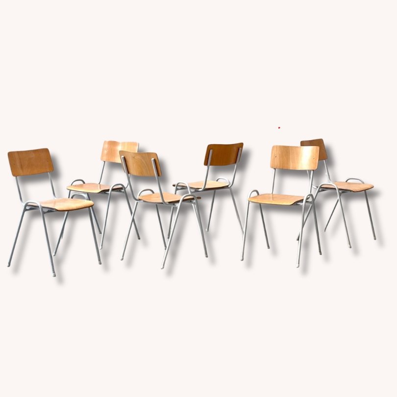 Retro Stapelstühle mit weissem Gestell-vintage-secondhand-gebraucht-schweiz (Instagram Post) Retro Stapelstühle mit weissem Gestell